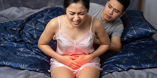 quan hệ mạnh có ảnh hưởng đến tử cung không? đau vùng kín